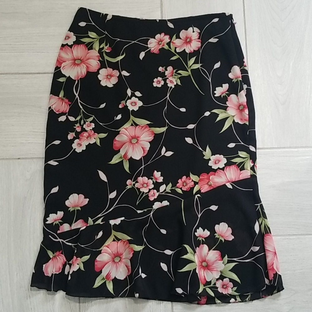 LEAVING CLOSET 12/18 Floral Ruffle Hem Skirt, Size 8 - Picture 1 of 3